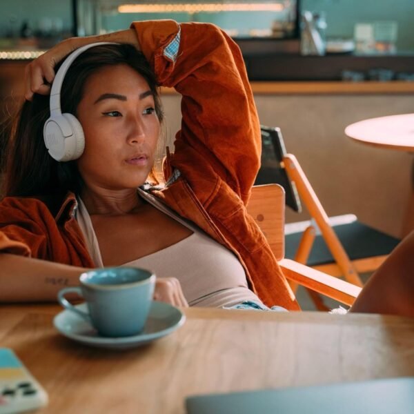 Jbl Tune 520Bt - Wireless On-Ear Headphones, Up To 57H Battery Life And Speed Charge, Lightweight, Comfortable And Foldable Design, Hands-Free Calls With Voice Aware (Purple)
